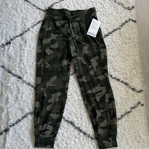 Women’s Lululemon Ready to Rulu HR Jogger - NWT - size 6